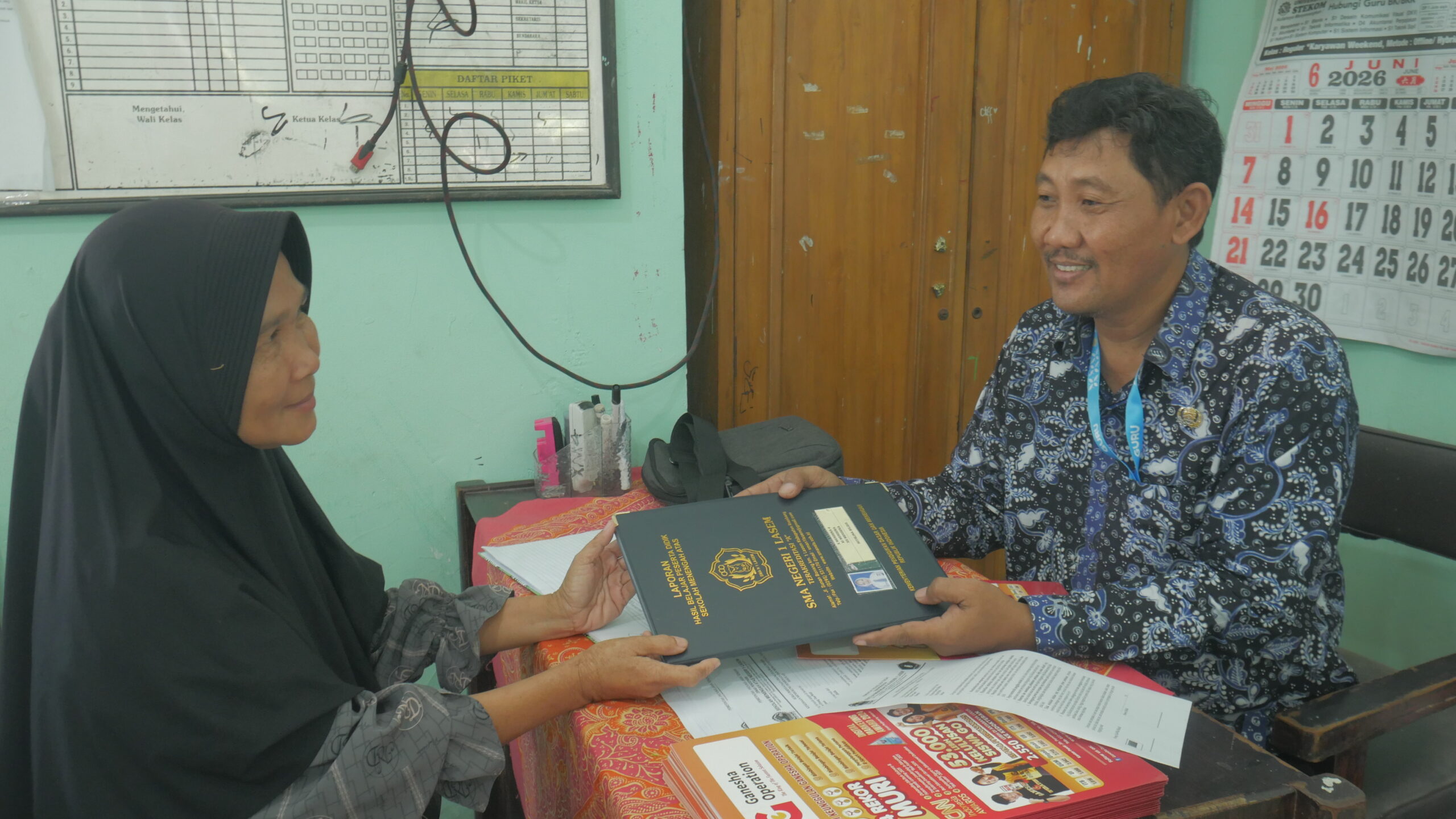 Dari Angka Menjadi Bangga: Momen Penerimaan Rapor yang Penuh Harapan di SMA Negeri 1 Lasem